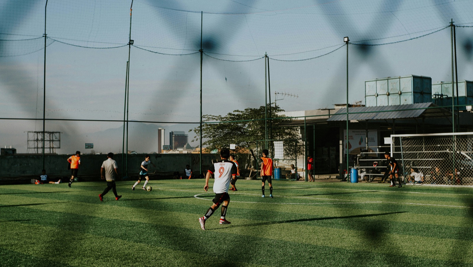 Partido de fútbol amateur en un complejo deportivo